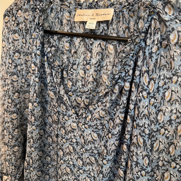 Chelsea & Theodore 1X Blue Floral Relaxed Blouse - Picture 6 of 7